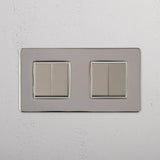 Lichtsteuerungsschalter mit hoher Kapazität: Poliertes Nickel + Weiss – doppelter 4x-Wippschalter – auf weissem Hintergrund