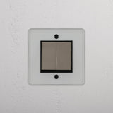 Zuverlässiger Doppelfunktions-Wippschalter – Durchsichtig + Poliertes Nickel + Schwarz – Funktionales Beleuchtungswerkzeug – auf weissem Hintergrund