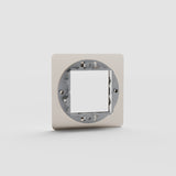 45-mm-Grundplatte – Poliertes Nickel – EU – Lichtschalterrahmen für eine Steckdose – auf weissem Hintergrund