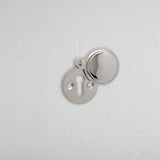 Poliertes Nickel Canning Schlüsselbuchse mit Abdeckung – auf weissem Hintergrund